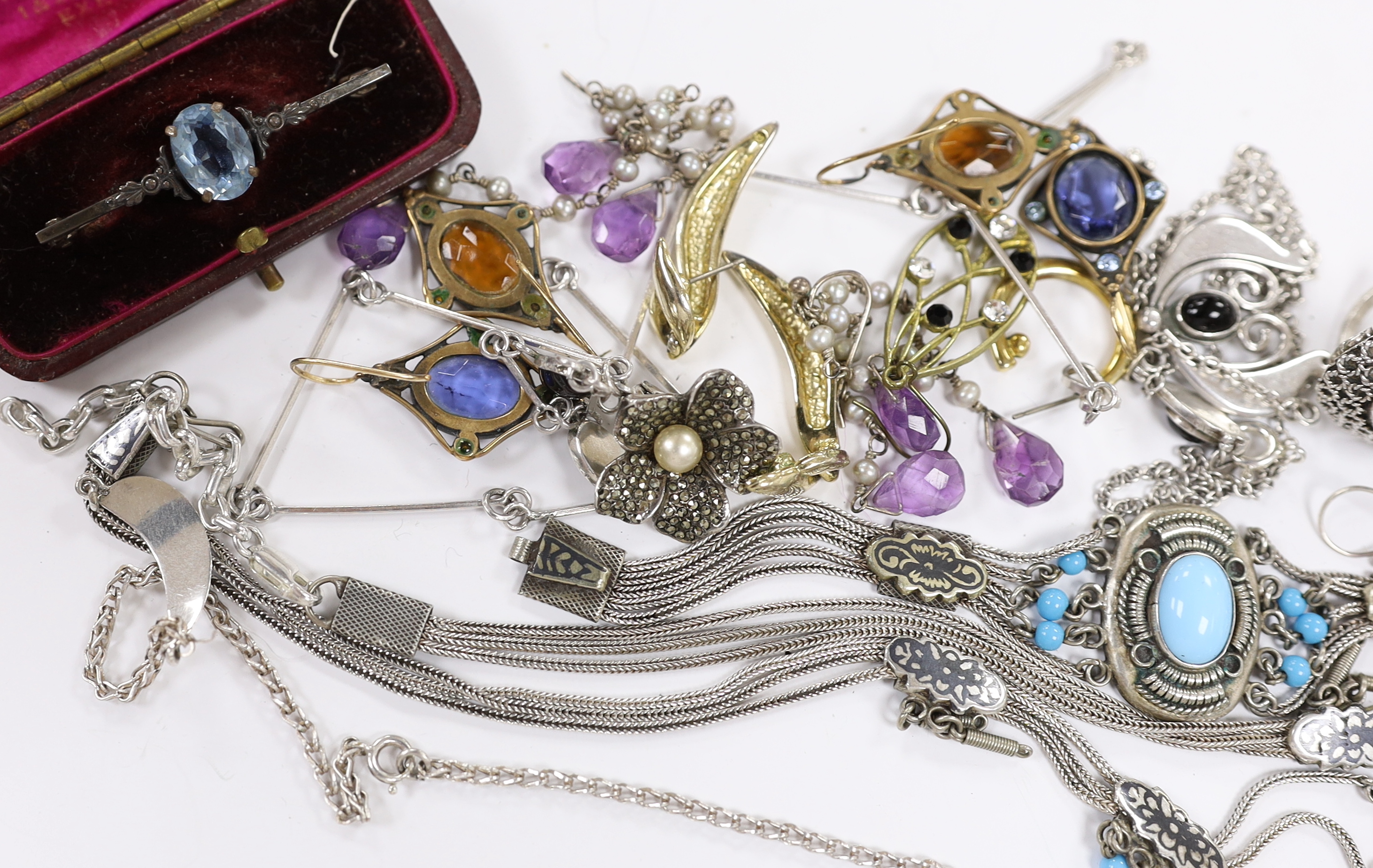 Assorted jewellery including 925, white metal and costume.